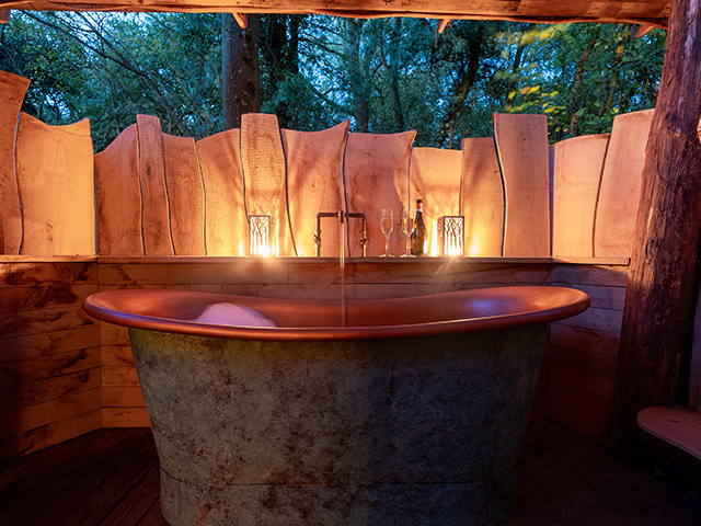 The outdoor bath at Fuggle Treehouse